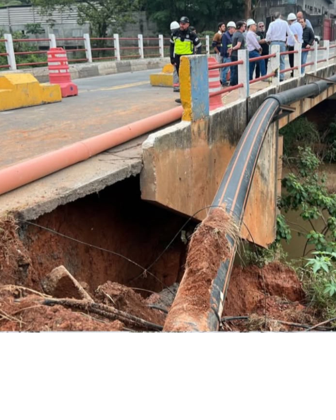 Obra emergencial é realizada na ponte do Guaturinho após rompimento de tubulação da Sabesp