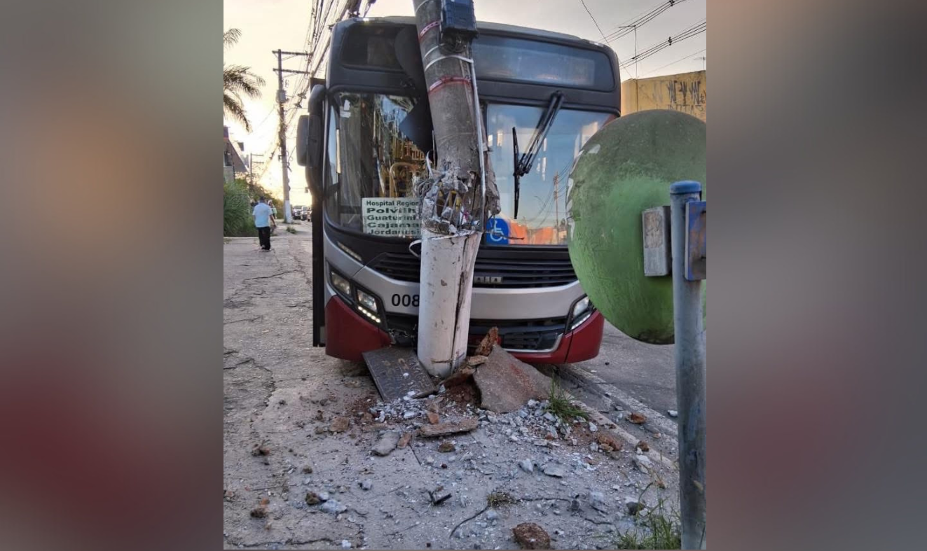 Ônibus colide com poste e causa congestionamento na Avenida Tenente Marques, em Cajamar