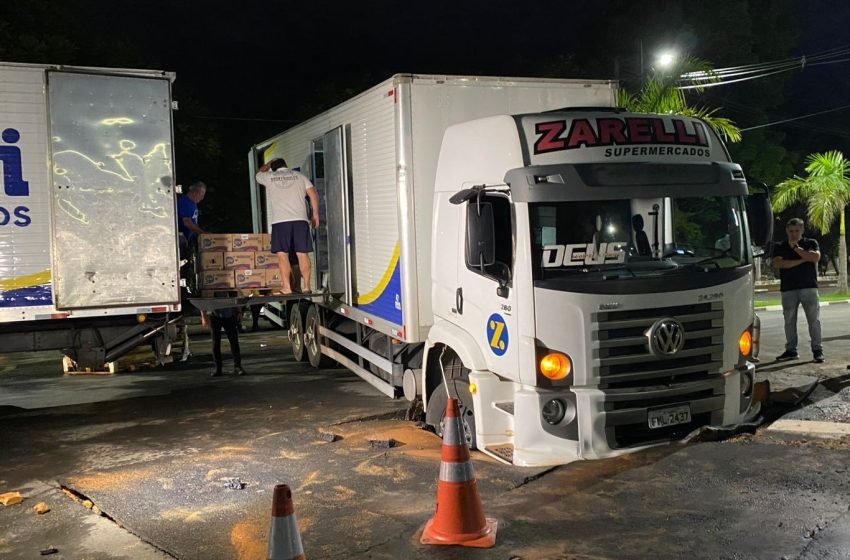 Caminhão afunda no asfalto após rompimento de adutora na Avenida Dr. Altino Gouveia, em Valinhos
